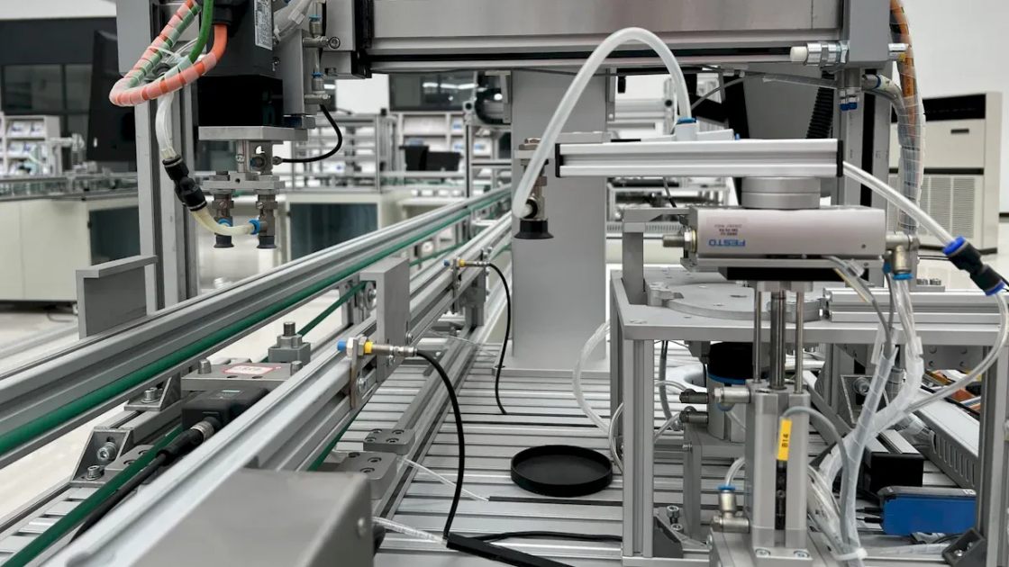 Fully automatic labeling machine